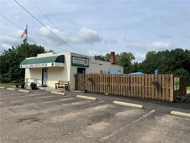 Established Restaurant/bar with 1.55 Acres, Fully Equipped Kitchen, and Liquor License