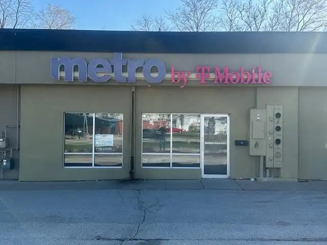 Prime Retail Space with Mezzanine on Coralville Strip, High Traffic, Ample Parking