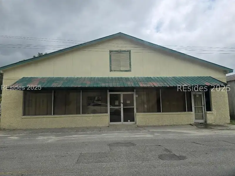 Prime Commercial Property with Multiple Buildings and Parking in Ridgeland Center