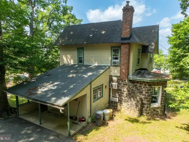 Mixed-use Property in Wayne, Pa: Salon with 1-bedroom Apartment Above