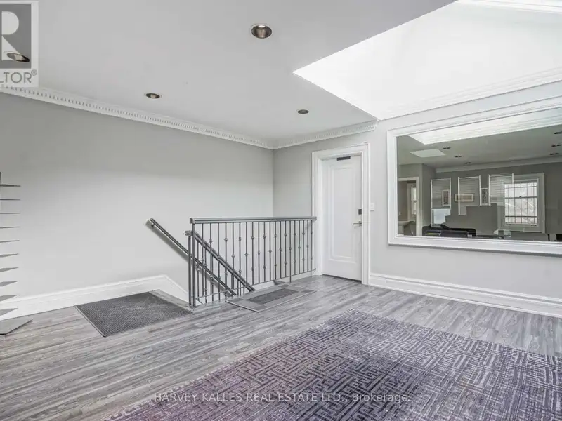Top Floor Office Space in Renovated Semi-detached House, Prime Location, Utilities Included