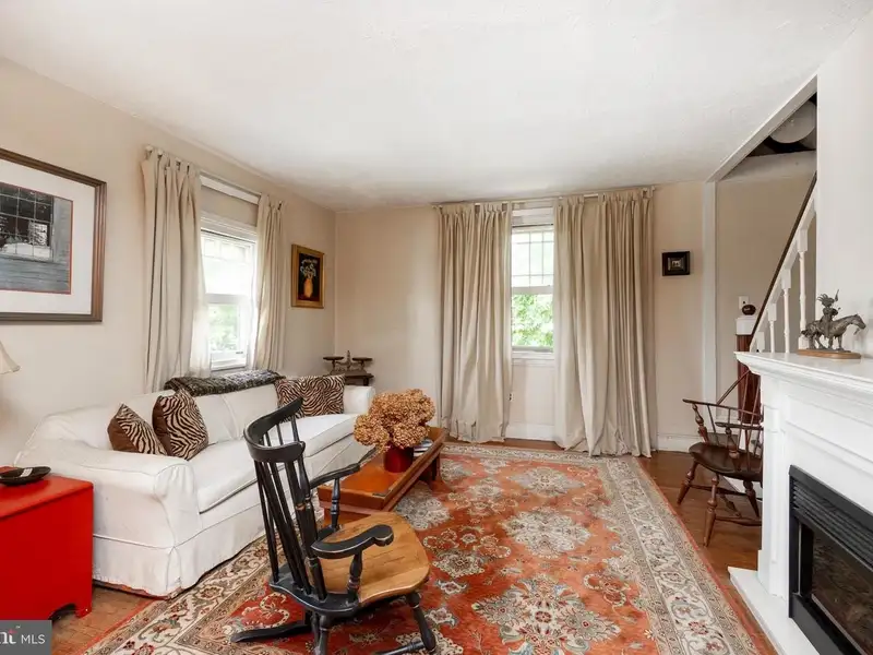 Mixed-use Property in Wayne, Pa: Salon with 1-bedroom Apartment Above