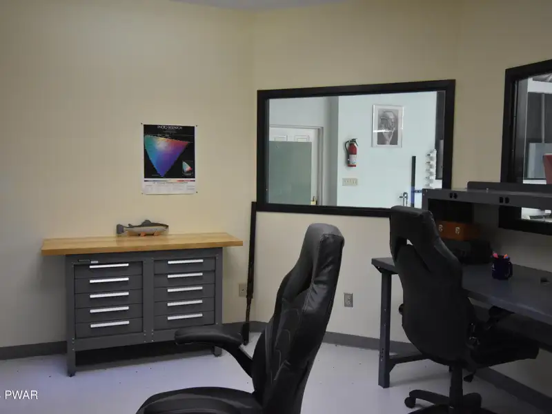 3000 Sq Ft Commercial Building for Lease Near Town with Flexible Space Options