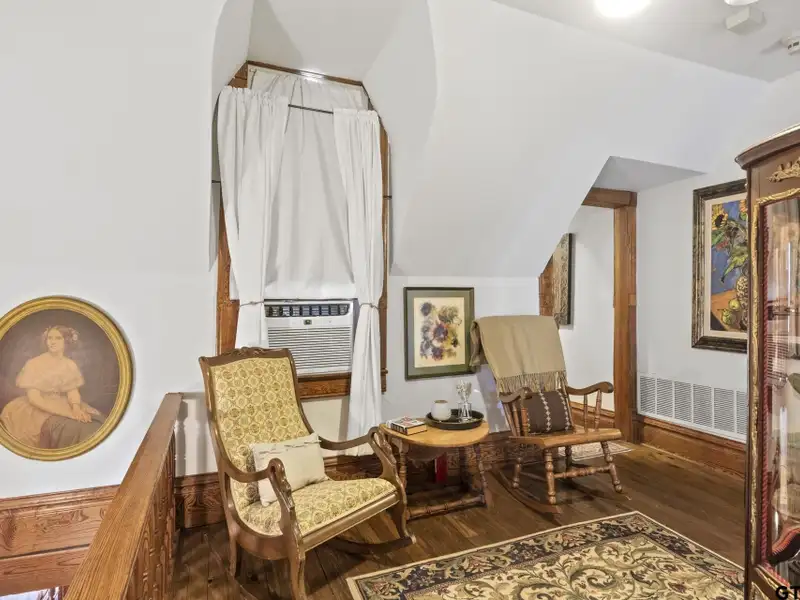 Historic Downtown Pittsburg Bed and Breakfast with 6 Ensuites and Unique Train Car Suite