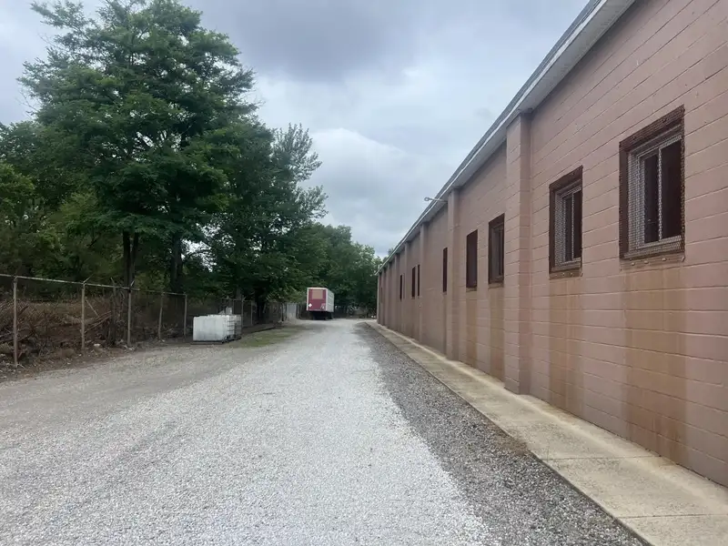 Industrial Space for Rent with Yard Access in Prime Location, 8000 Sf