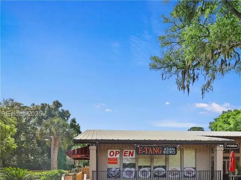 Mid-island Restaurant for Sale Near Palmetto Dunes with Outdoor Dining Area