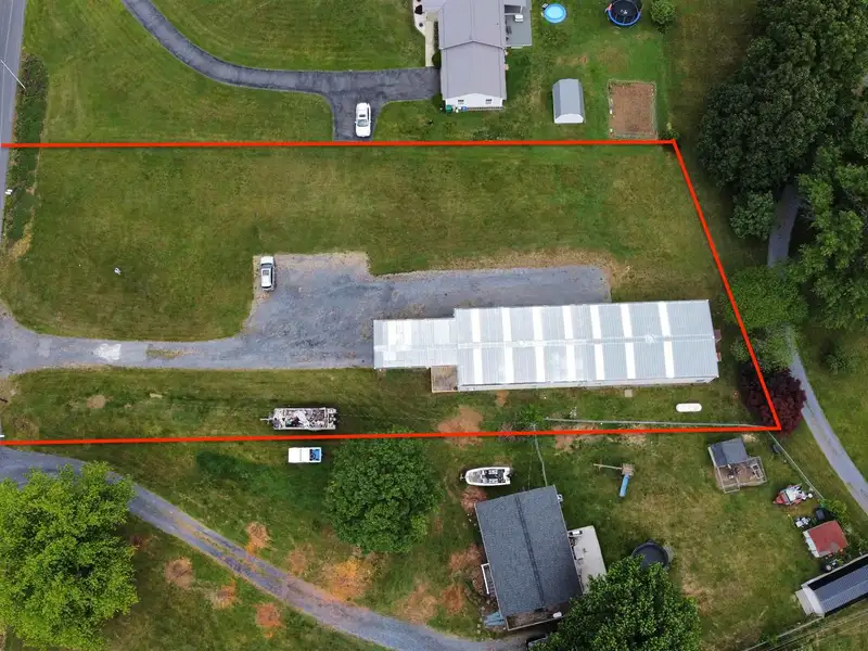 Commercial Building for Lease: 3,000 Sq Ft with Loading Dock Near I81