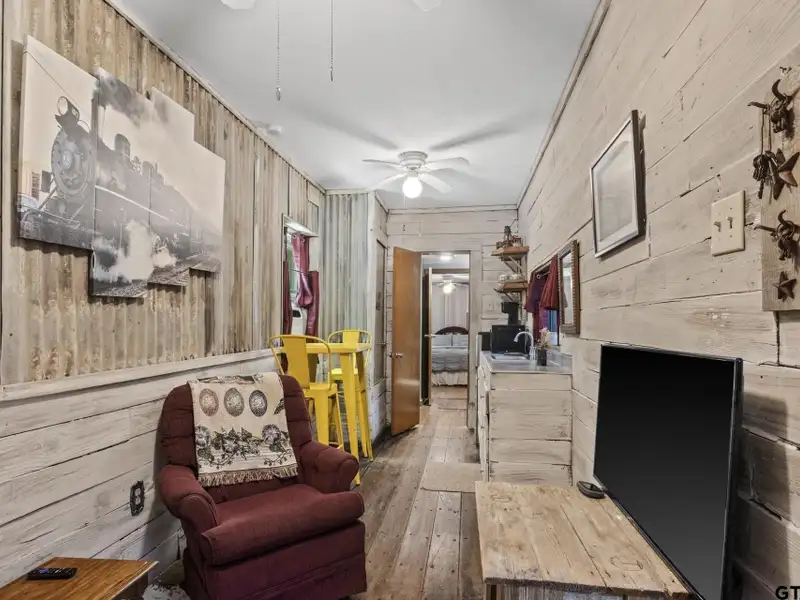 Historic Downtown Pittsburg Bed and Breakfast with 6 Ensuites and Unique Train Car Suite