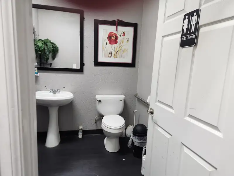 Retail/salon Space in High-traffic Center Near North Ave Walmart