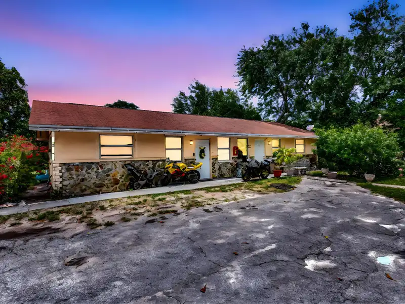 Well-maintained 6-unit Multifamily Property in South Florida with Value-add Potential