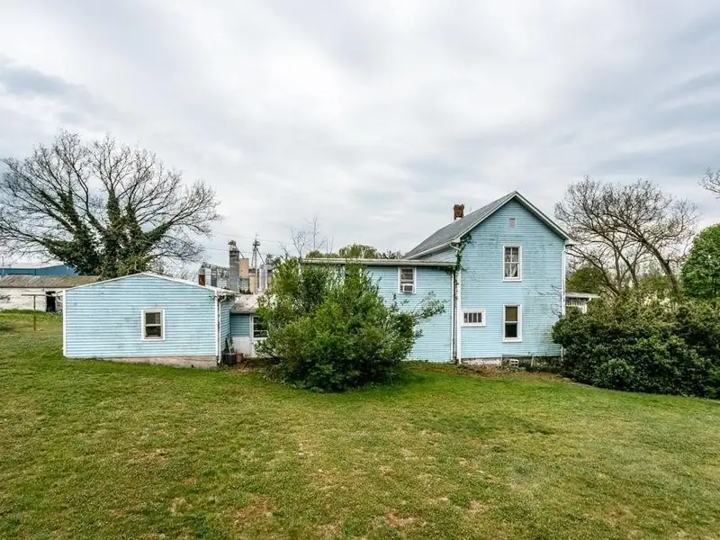 Victorian Office Space with Ada Compliance in Quaint Broadway, Ideal for Airbnb Potential