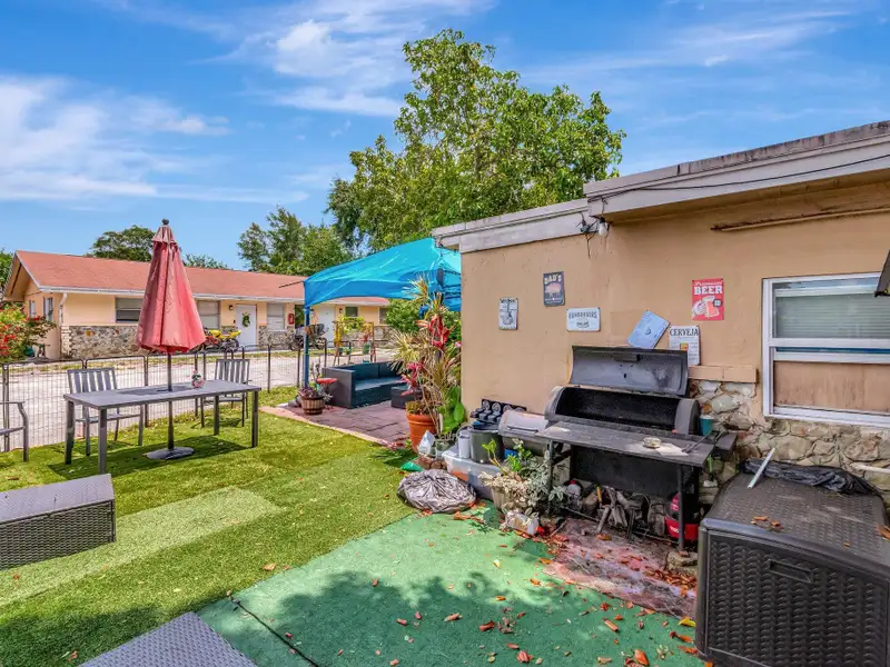 Well-maintained 6-unit Multifamily Property in South Florida with Value-add Potential