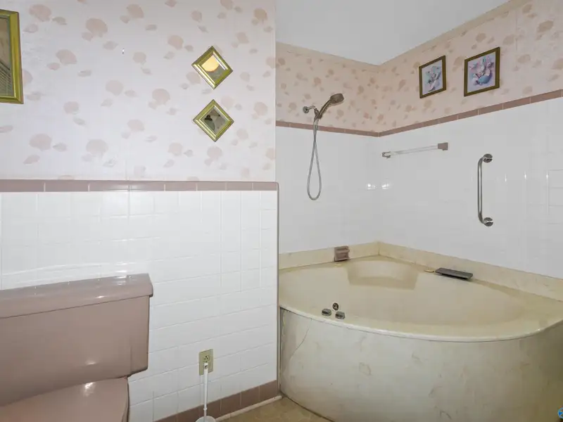 Versatile 2000 Sqft Home on 1.40 Acres in High-growth Huntsville Area