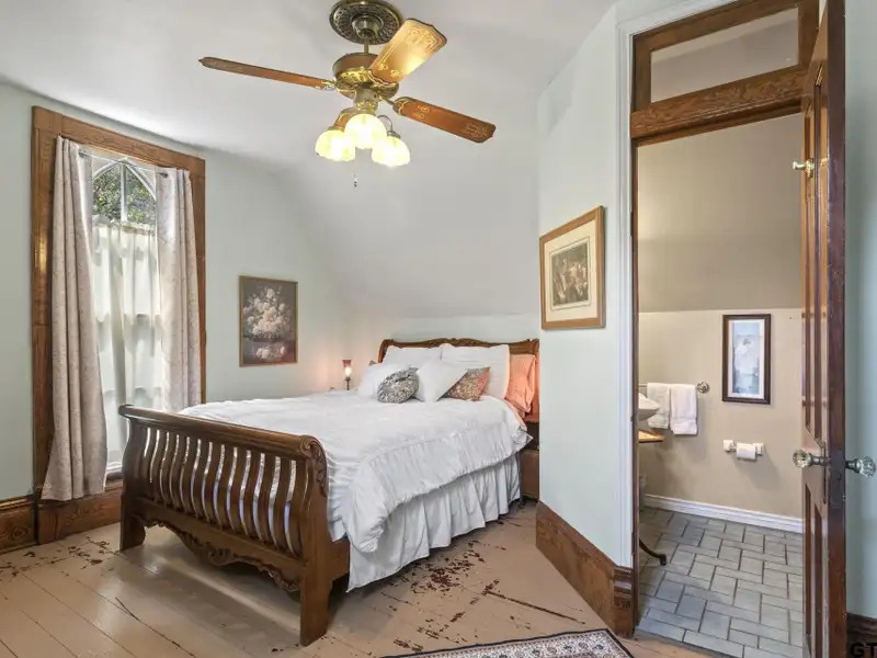 Historic Downtown Pittsburg Bed and Breakfast with 6 Ensuites and Unique Train Car Suite