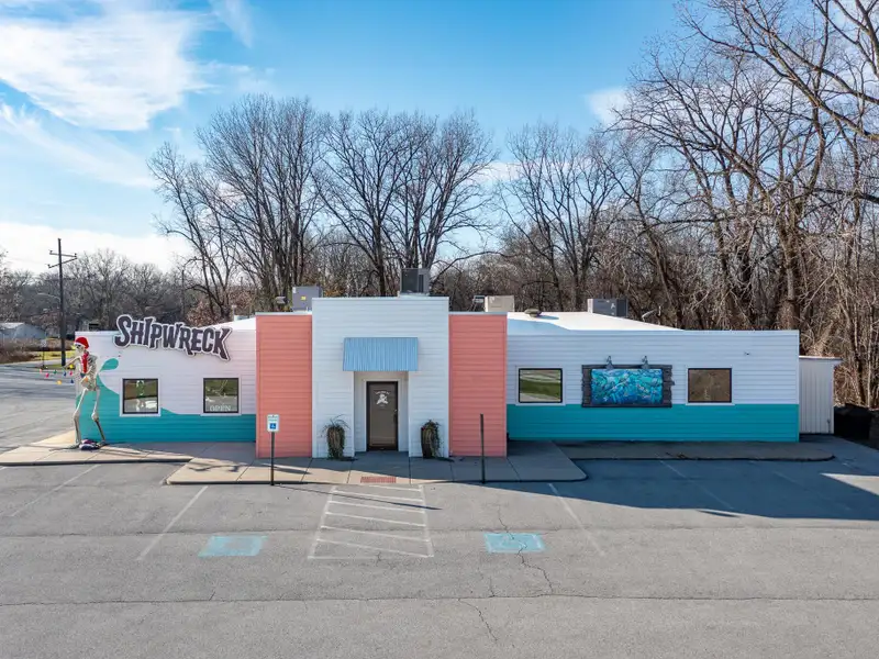 Renovated Commercial Building with Land for Sale in Central Location, Ideal for Restaurant