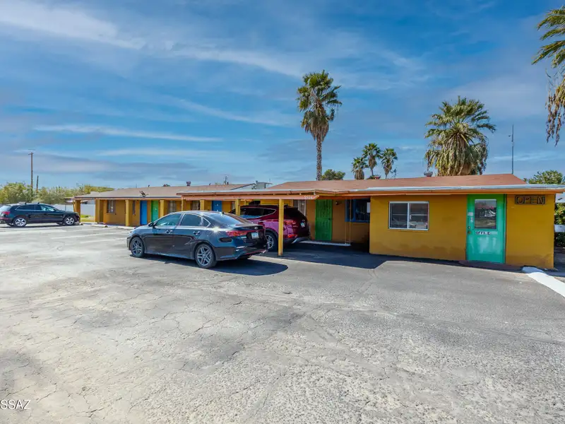 Well-maintained 18-unit Motel Near Tucson Airport with Rv Spaces and Ample Parking