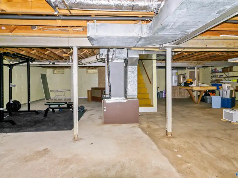 Versatile 2000 Sqft Home on 1.40 Acres in High-growth Huntsville Area