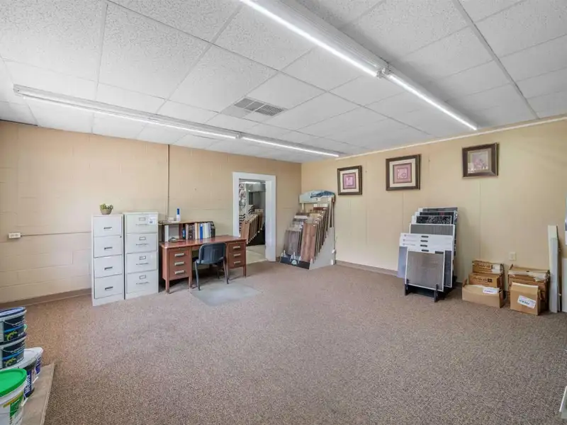 Commercial Property with Showroom and Warehouses on Us Hwy 100 W