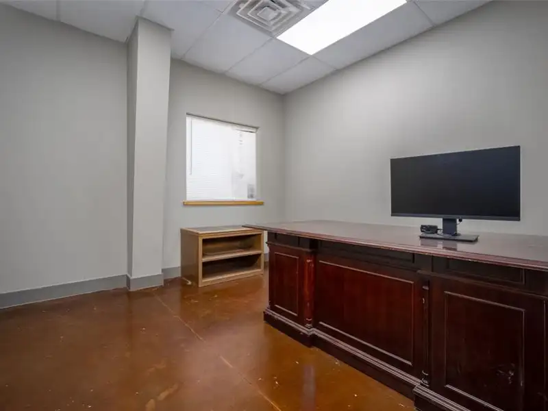 17,000 Sq Ft Versatile Industrial Facility on 402 Acres Near Oklahoma City