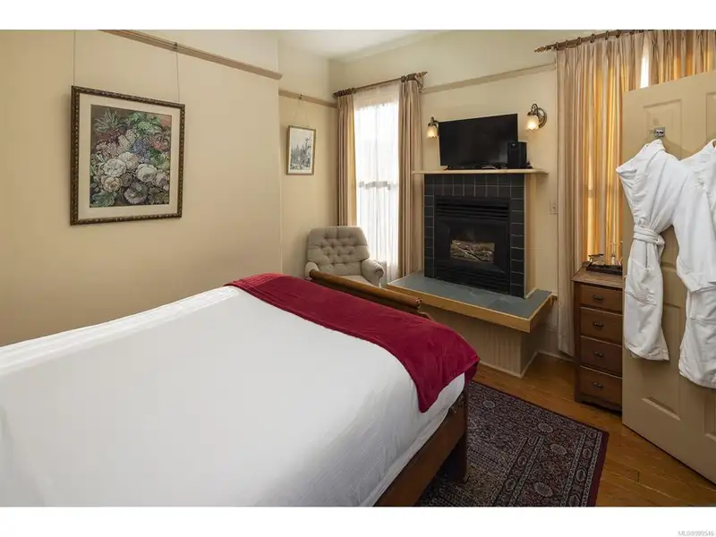 Turnkey Victorian Guest House in Songhees - 5 Suites, Steps from Seawall