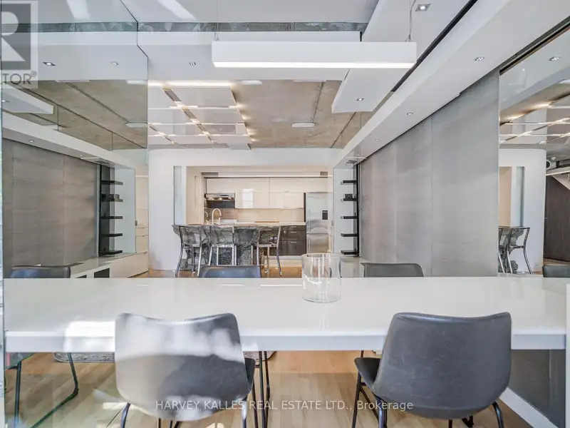 Executive Urban Townhome in King West with Private Entrance and Premium Amenities