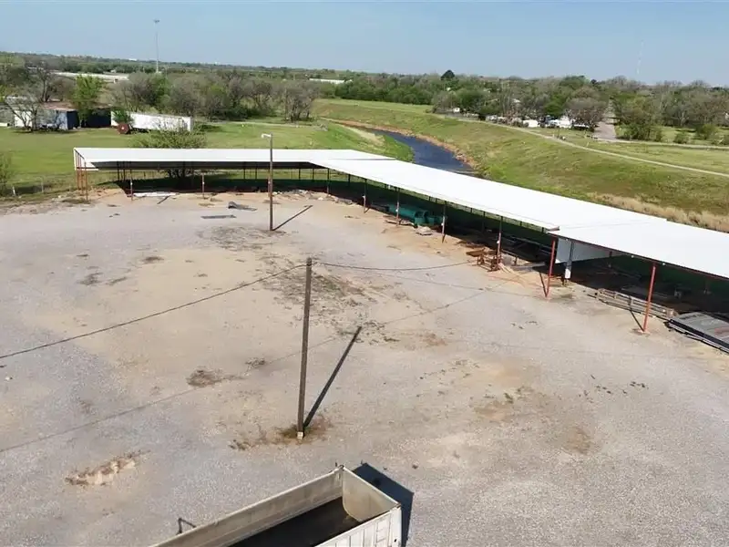 10.264-acre Commercial Property with Showroom, Warehouses, and Ample Parking on Jacksboro Hwy