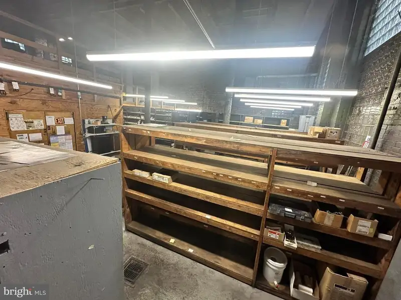 Industrial Building with 6 Bay Truck Repair Facility on 1.47 Acres Near Downtown