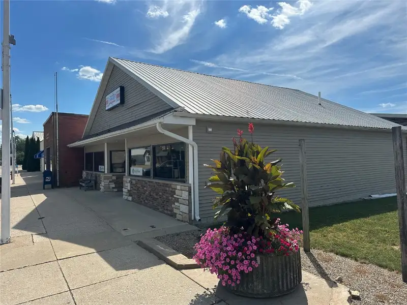Standalone Commercial Building in Van Horne, Ia – Fully Leased Pharmacy Investment