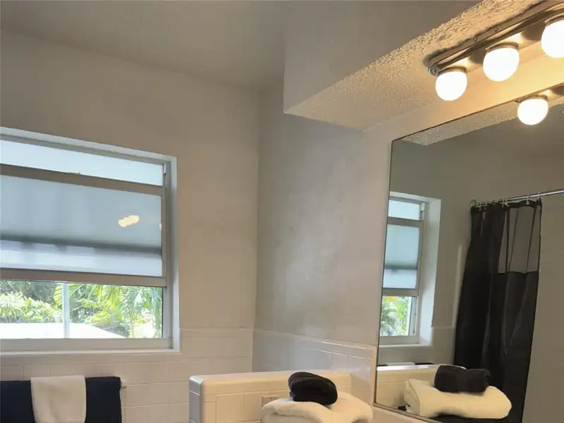 Multi-unit Garden Retreat in Oakland Park with Pool and Upgraded Apartments