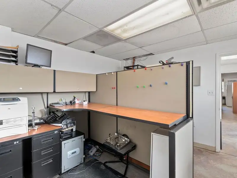 Well-maintained Commercial Property with Global Tenant and 6.8% Cap Rate on 5.71 Acres