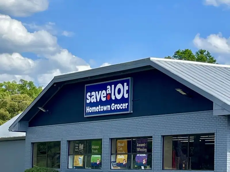 Established Grocery Store in Community Heart, Prime Location with Growth Potential