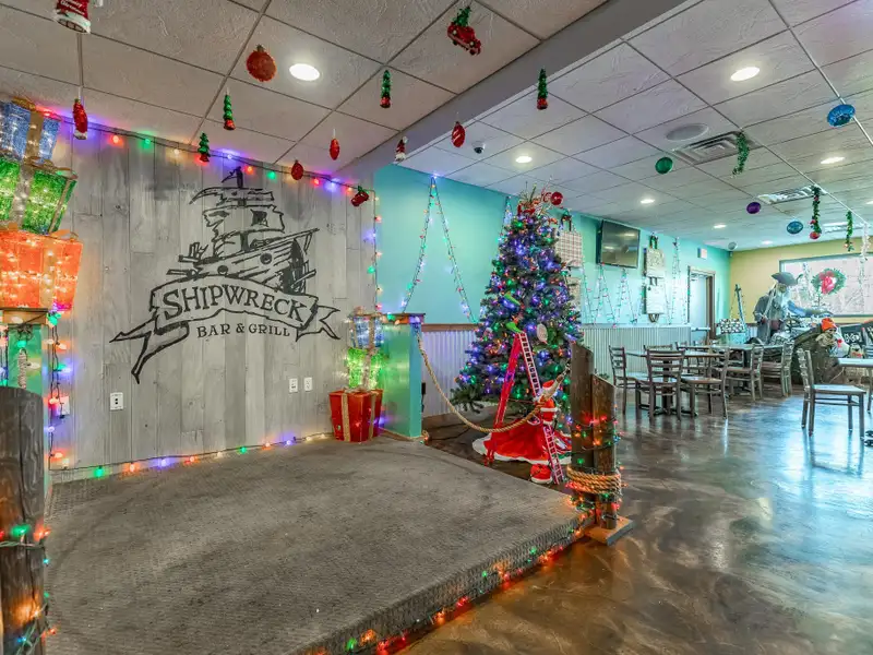 Renovated Commercial Building with Land for Sale in Central Location, Ideal for Restaurant