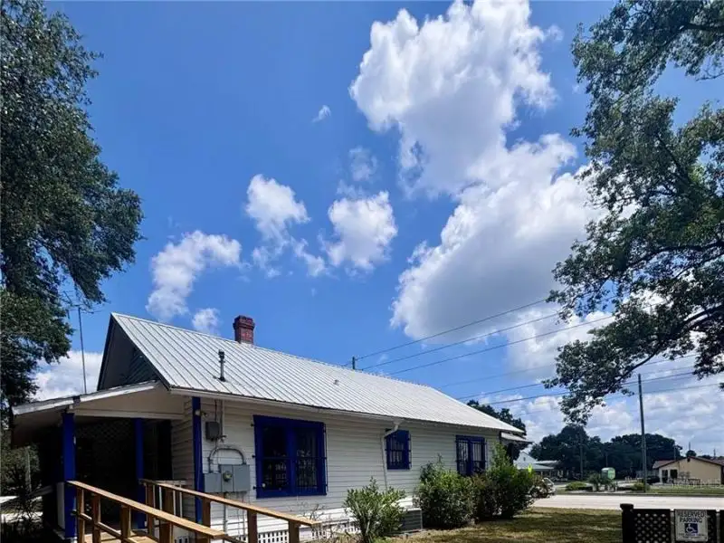 Prime Commercial Space for Lease in High-traffic Location with Ample Parking