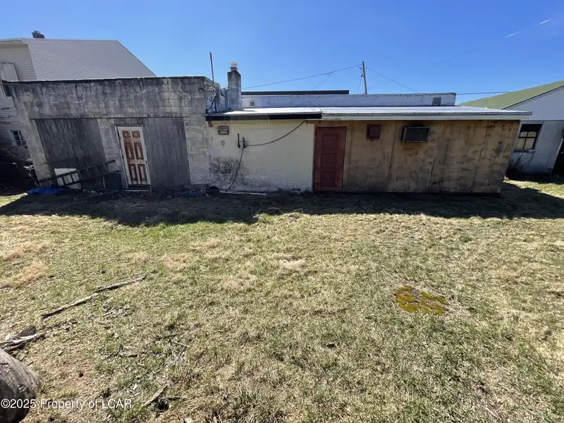 Commercial Building with Office and Garage Space in Prime Location