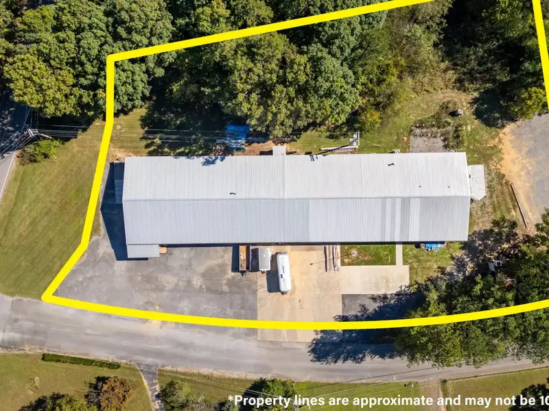 3,600 Sq Ft Commercial/industrial Unit for Lease with Offices and Large Work Area