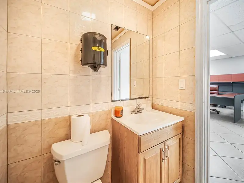 Commercial Property in Doral - Prime Location Near Miami International Airport and Amenities