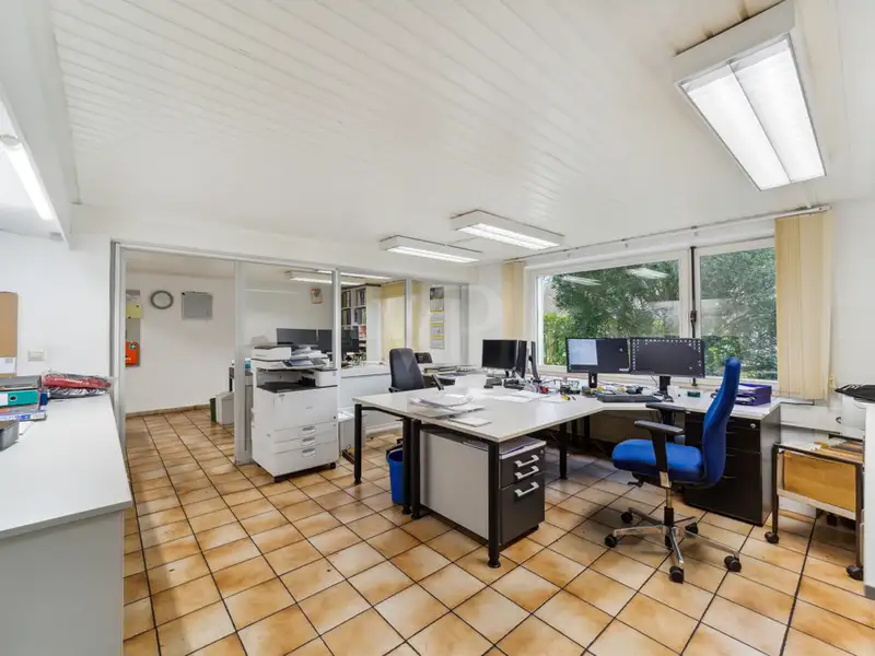 Spacious Industrial Hall for Sale on 4691 M² Leasehold Plot with Renovation Potential