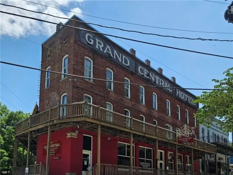 Commercially Zoned 15-suite Overnight Rental Property in Eureka Springs