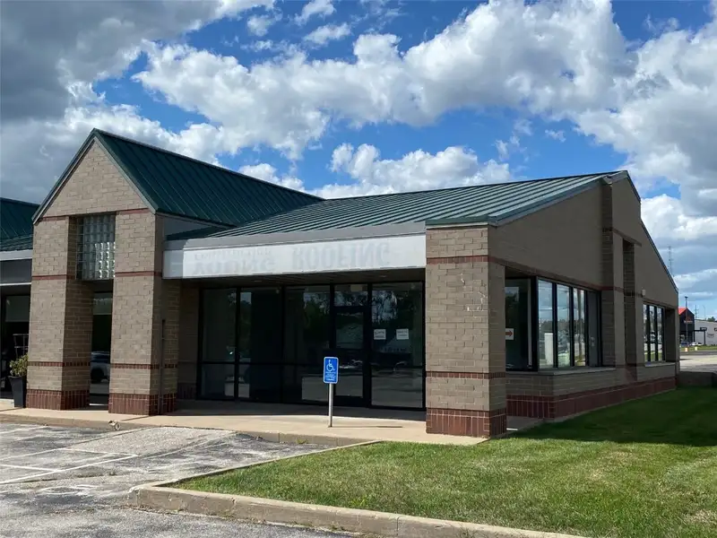 Well-maintained Retail Space Near I-380, Currently a Dance Studio