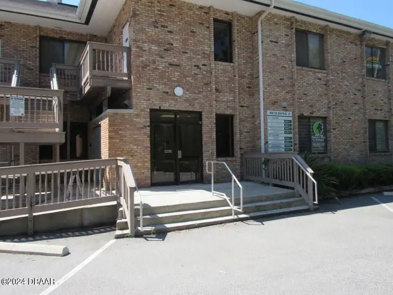 Renovated Medical Suite in Prime Ormond Beach Location with Multiple Treatment Rooms