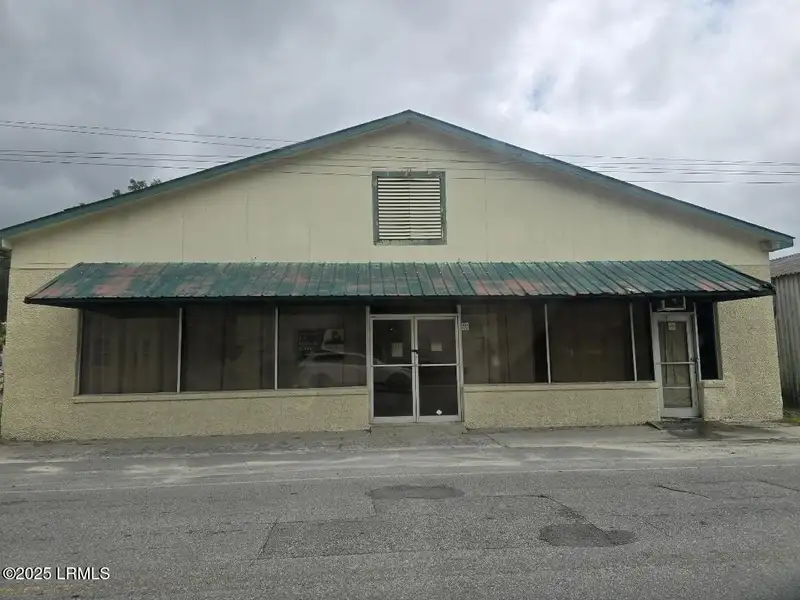 Commercial Property with Multiple Buildings in Prime Ridgeland Location