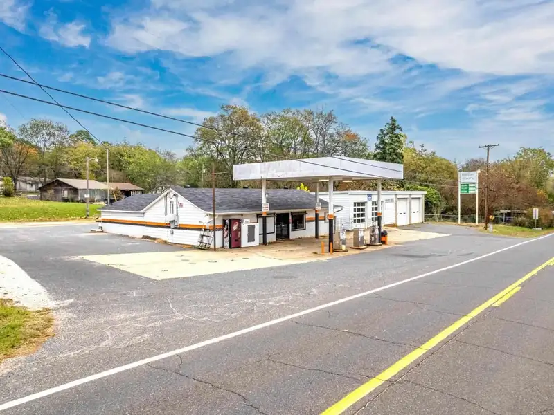 Commercial Property with 2 Buildings and Highway Frontage in Magnet Cove