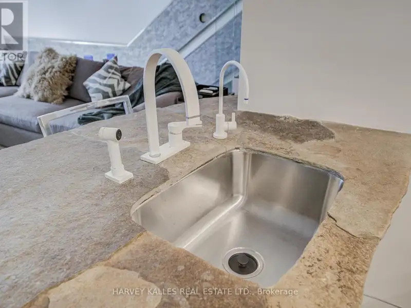 Executive Urban Townhome in King West with Private Entrance and Premium Amenities