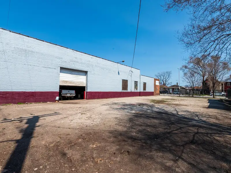 Mixed-use Property with 1-bedroom Apartment in Well-maintained Building