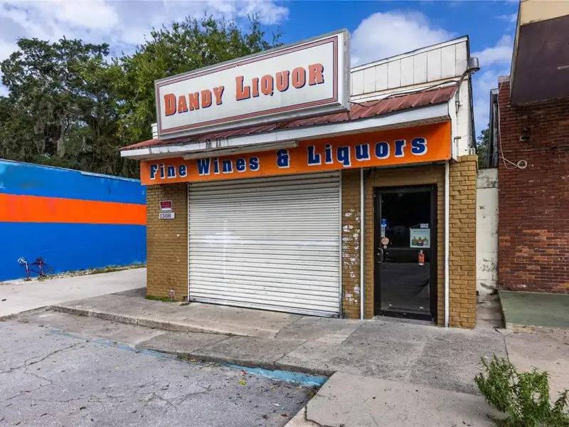 Versatile Commercial Building for Retail or Service Use in High-traffic Location