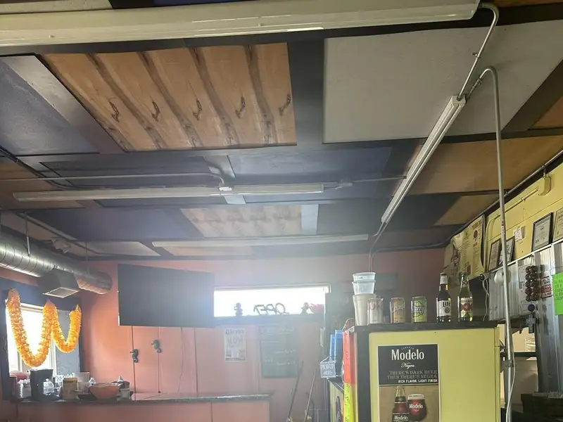 Versatile Commercial Restaurant with Warehouse and Apartment in High-traffic Location