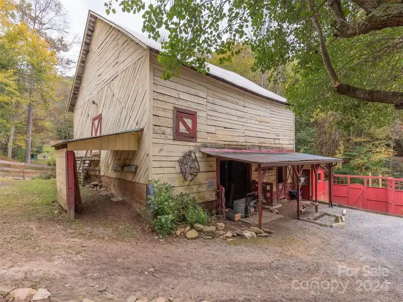 Charming Cottage and Barn on Expansive Mountain Retreat with Outdoor Amenities