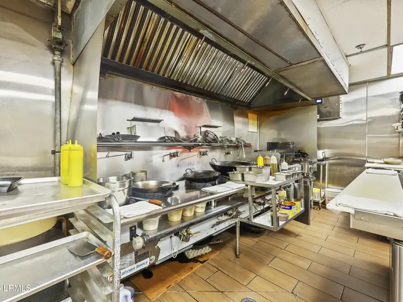 Remodeled Mid-island Restaurant with New Equipment and Outdoor Dining Area