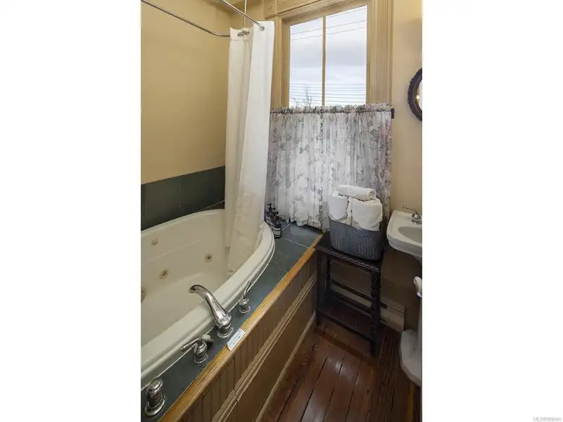 Turnkey Victorian Guest House in Songhees - 5 Suites, Steps from Seawall