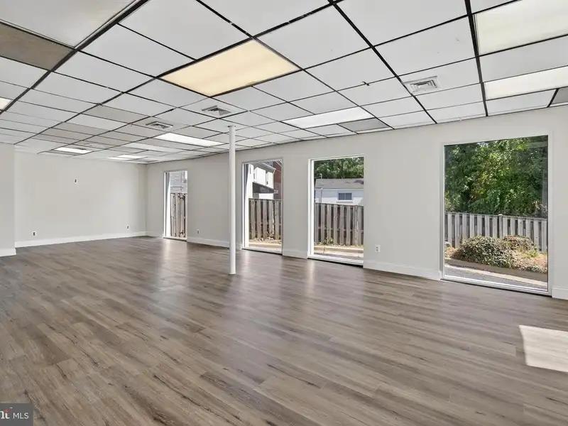 Versatile Commercial Property in Northwood Park, Ideal for Offices, Retail, or Light Industrial